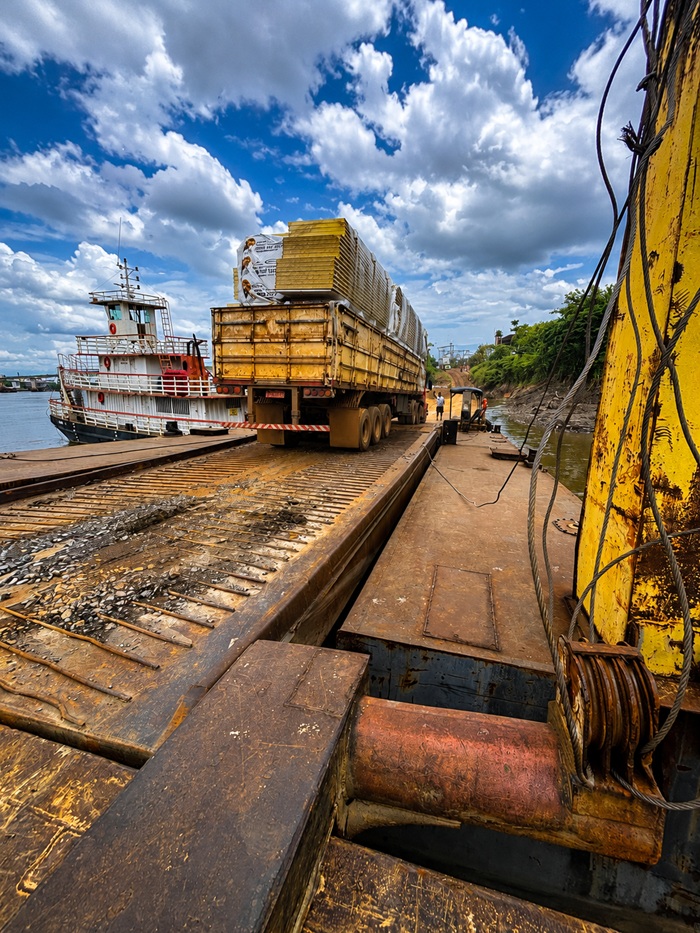 Embarque de caminhão em operação fluvial